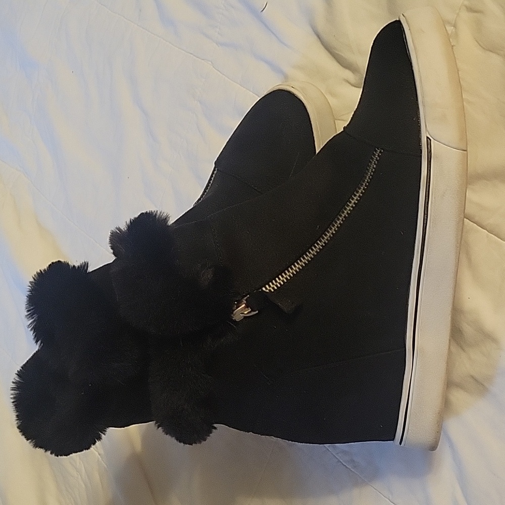 Womens ankle booties.  Macys, sugar with memory foam. Size 8.5. Blk suede.